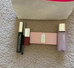 Merry & Bright make-up & skin care set b